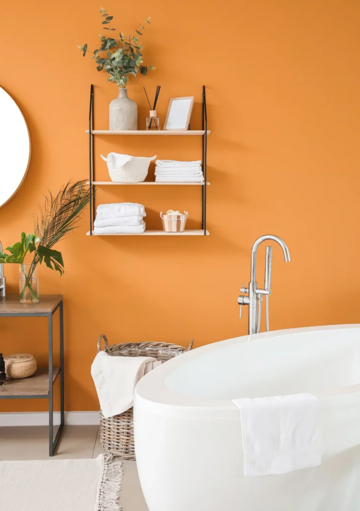 oranje geschilderde muur in de badkamer