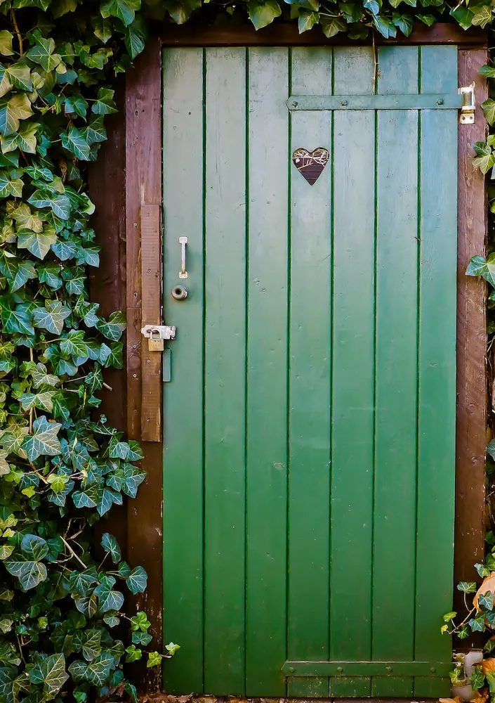 Deur met groene verf en hartje erin
