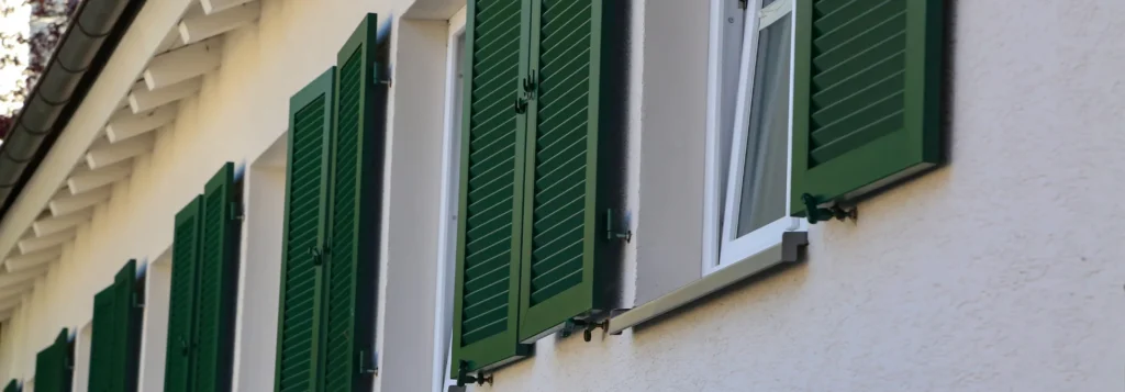 groene luiken aan het huis
