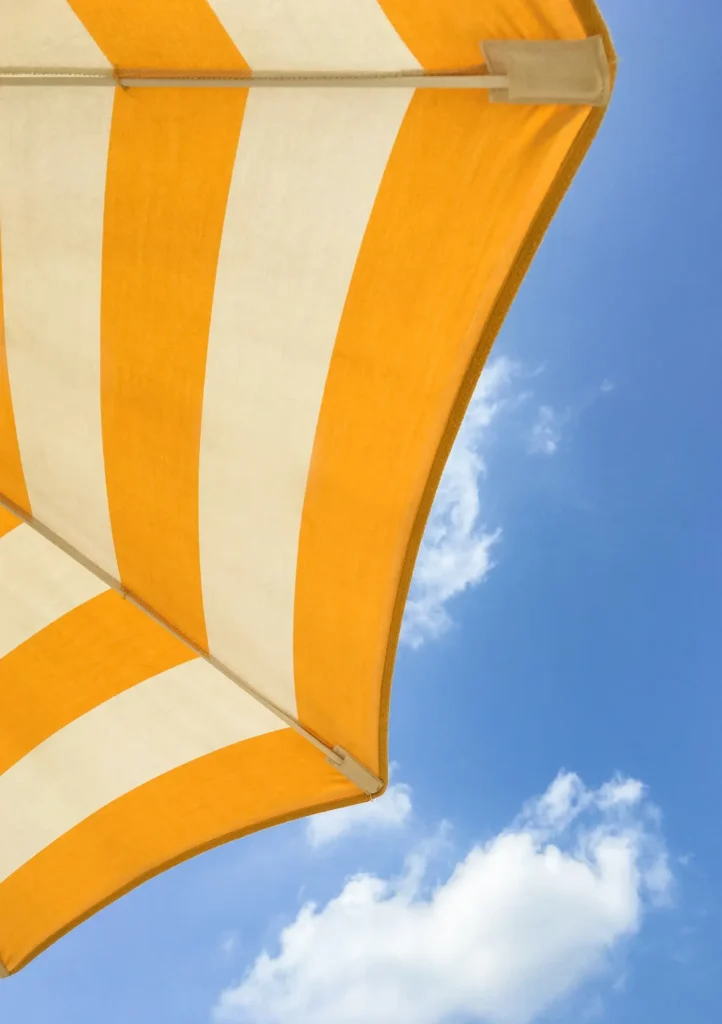 geel met witte parasol op een zomerse dag