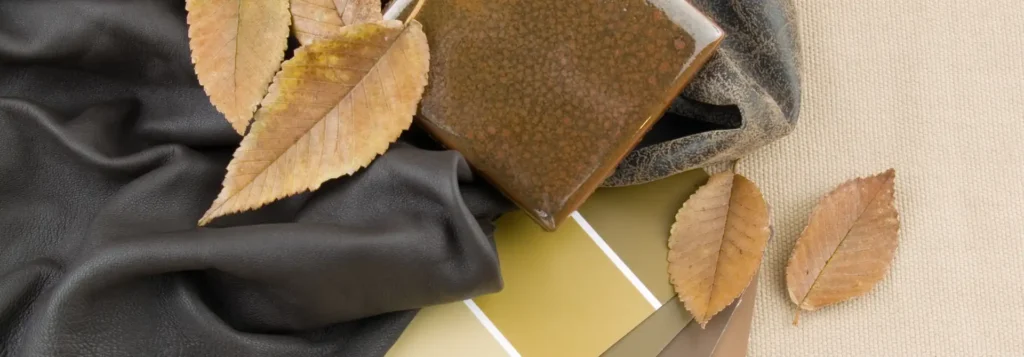 De kleur bruin is veelzijdig en combineert goed met verschillende kleuren: Denk ook aan je accessoires bij het maken van een kleurcombinatie.