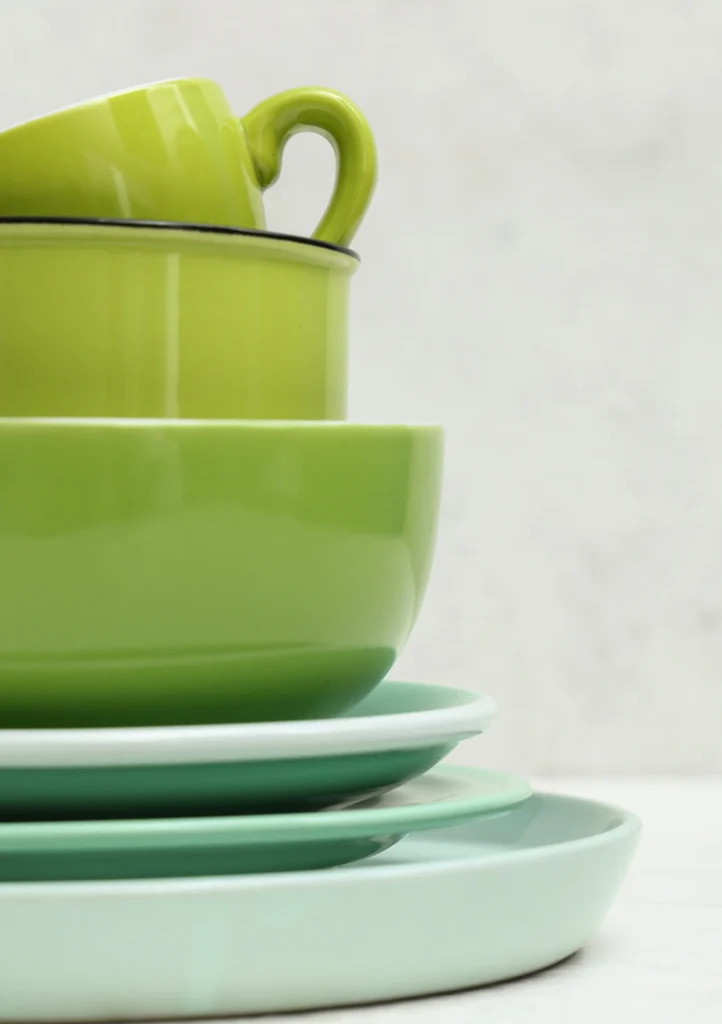 stapel groen servies ter inspiratie voor groene verf in je interieur