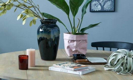 Planten, hier in manden en papieren zakken van Uashmama, maken dit interieur af