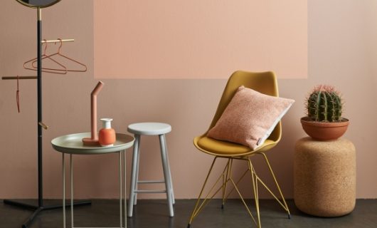 Roze en nude, tegenover geel oker, oranje en details in goud