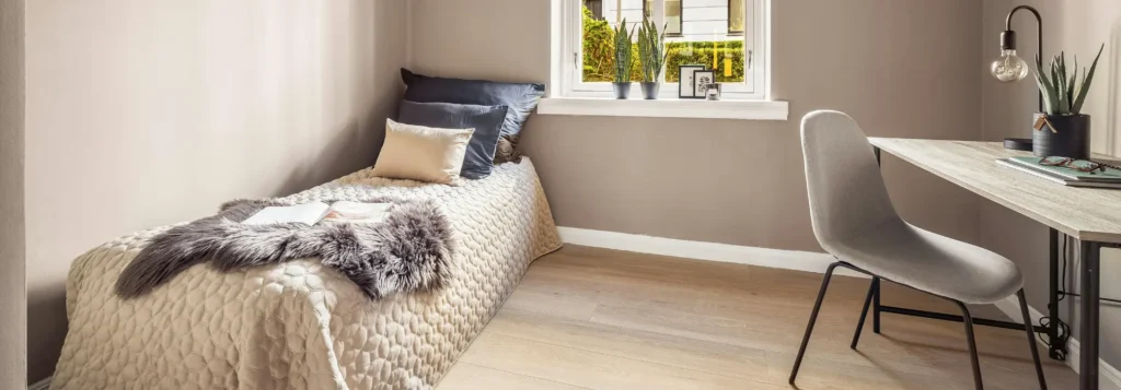 Diverse lichte taupekleuren in een studentenkamer
