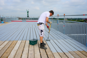 Wijzoplex Eiglans wordt aangebracht op de houten steigervloer. Het schildersproject wordt uitgevoerd op een hoogte van maar liefst 30m2. 
