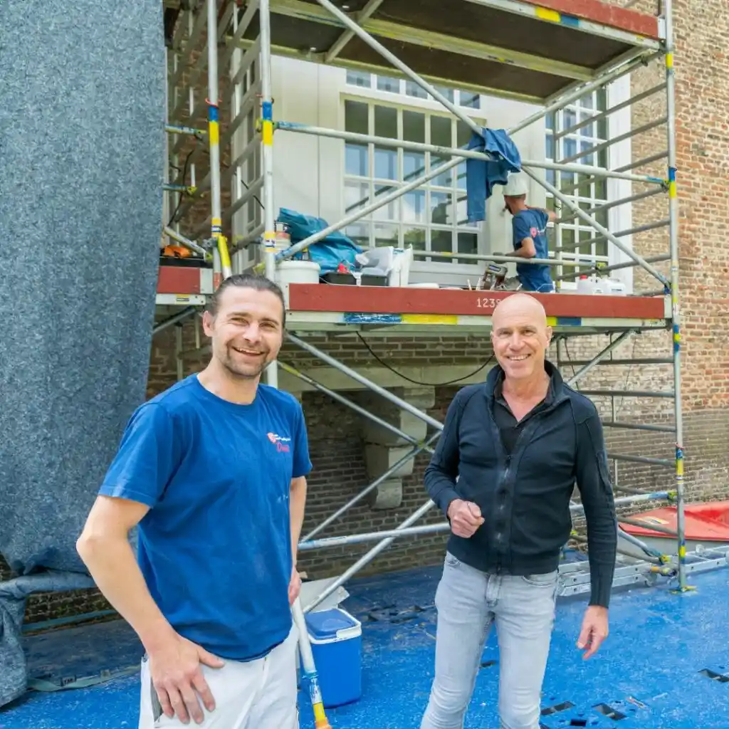 Daniël Weijenberg en Jans Bovenhof tijdens het Monumentaal schilderwerk aan Kasteel het Nijenhuis met Wijzonol verf