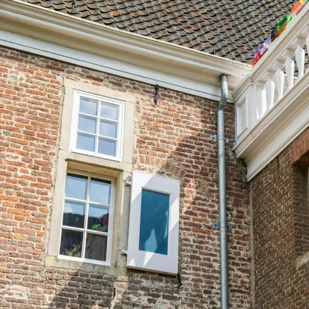 Detail van monumentaal schilderwerk aan Kasteel het Nijenhuis met Wijzonol Verf