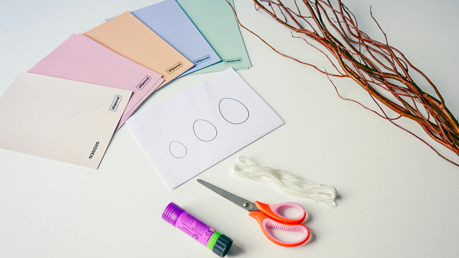 How-To paasdecoratie maken met verfkleurkaarten - stap 1